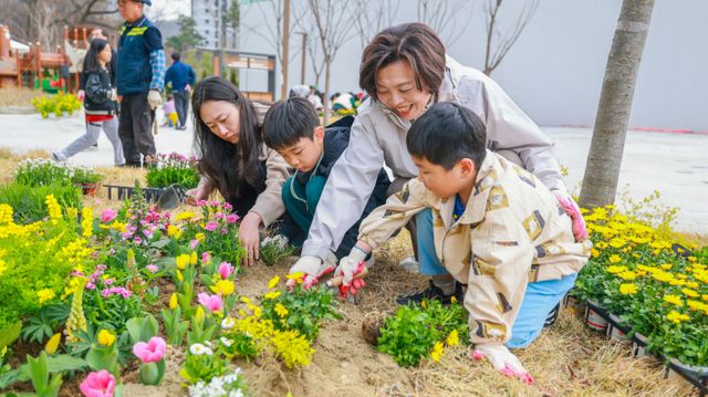 과천시 시민참여 마을정원 조성사업 행사에서 신계용 시장(앞에서 두번째)과 시민들이 함께 꽃을 심고 있다. 과천시 제공