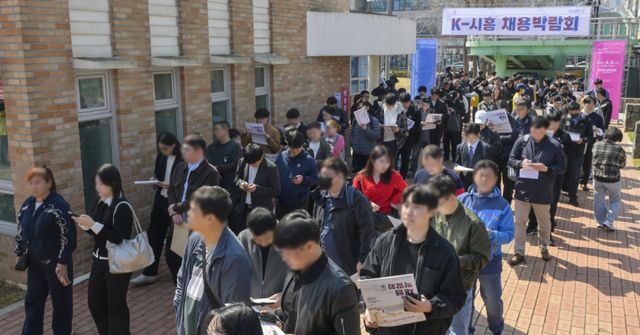 2일 오후 시흥시 능곡동 중앙공원에서 열린 'K-시흥 채용박람회'를 찾은 구직자들이 구직 활동을 벌이고 있다. 이날 박람회에서는 50여 개의 업체가 참여했다. 윤원규기자