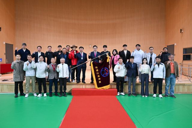 지난 3월31일 제72회 경기도체육대회에 출전하는 출정식 선수단 대표 및 내빈이 기념 촬영을 하고 있다. 양평군 제공