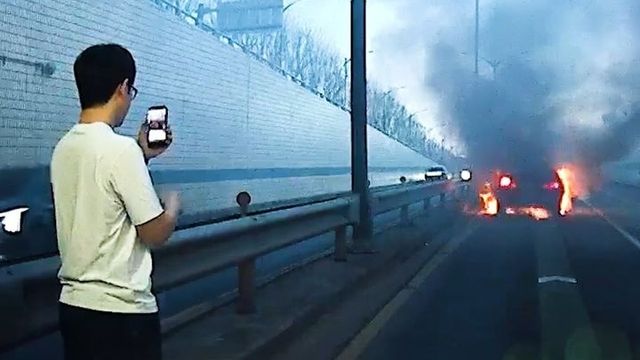 양선호 수원팔달경찰서 지만파출소 경장이 과천시 남태령지하차도 진출로에서 불이 난 차량 상황을 112에 신고하고 있다. 경기남부경찰청 제공