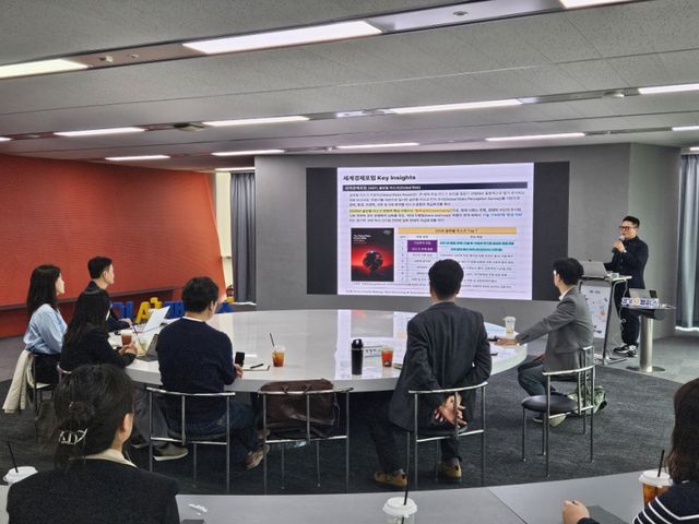 정원중 경기도4차산업혁명센터장이 1일 경기 AI 캠퍼스(판교)에서 도내 중소 제조기업을 대상으로 ‘2026 판다(판교에서 다보스를 만나다) 밋업(교류모임): 제조 AI 혁신 인사이트’를 열고 글로벌리스크를 안내하고 있다. 경기도 제공