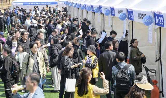 2일 오후 시흥시 능곡동 중앙공원에서 열린 'K-시흥 채용박람회'를 찾은 구직자들이 구직 활동을 벌이고 있다. 이날 박람회에서는 50여 개의 업체가 참여했다. 윤원규기자