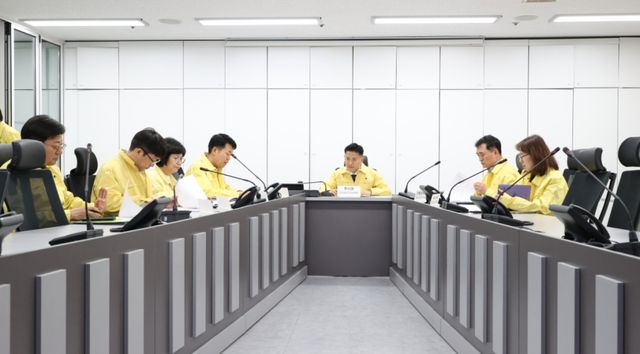 안양시는 재난안전상황실에서 이계삼 부시장 주재로 중동사태 관련 비상경제대응반회의를 열고 있다. 안양시 제공