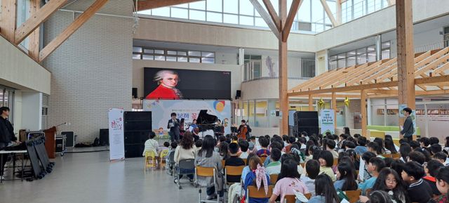 연천군이 1일 연천초등학교 1층 중앙홀에서 ‘연천 구석구석 문화 콘서트 – 스크린 콘서트’ 1회차 공연을 개최했다. 연천군 제공