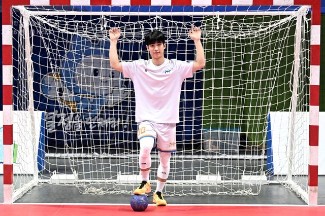 남자 핸드볼 인천도시공사의 이요셉이 인터뷰 사진 촬영을 하고 있다. 한국핸드볼연맹 제공