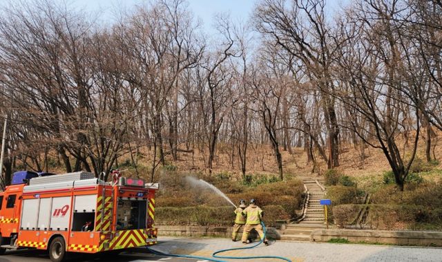 예비주수하고 있는 안양소방서의 소방차 모습. 안양소방서 제공