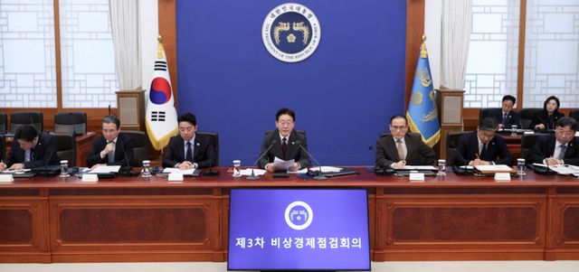 이재명 대통령이 1일 청와대에서 비상경제점검회의를 주재하고 있다. 연합뉴스