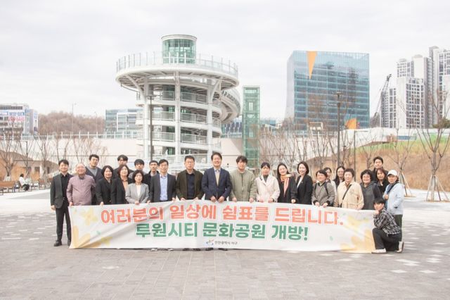 인천 서구 ‘루원시티 문화공원 개방식’에서 강범석 구청장, 서지영 구의원(더불어민주당·다선거구), 송이 구의원(더불어민주당·비례), LH 관계자 등이 기념촬영을 하고있다. 서구 제공