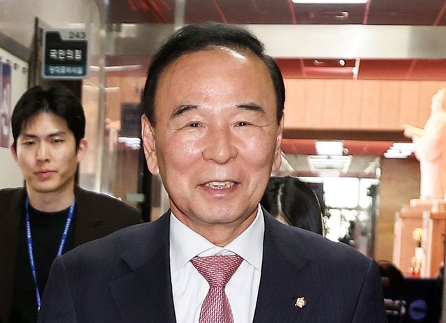 국민의힘 공천관리위원장으로 임명된 박덕흠 의원이 2일 국회 국민의힘 대표실에서 장동혁 대표를 만난 뒤 나오고 있다. 연합뉴스