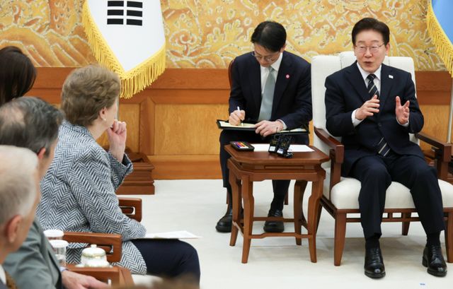 이재명 대통령이 2일 청와대에서 미국 상원의원단을 접견하고 있다. 연합뉴스