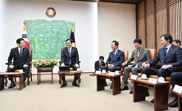 이재명 대통령이 2일 국회에서 추가경정예산안 시정연설에 앞서 우원식 국회의장, 여야 대표와 환담하고 있다. 오른쪽부터 조국혁신당 조국 대표, 국민의힘 장동혁 대표, 더불어민주당 정청래 대표, 우 의장, 이 대통령. 연합뉴스