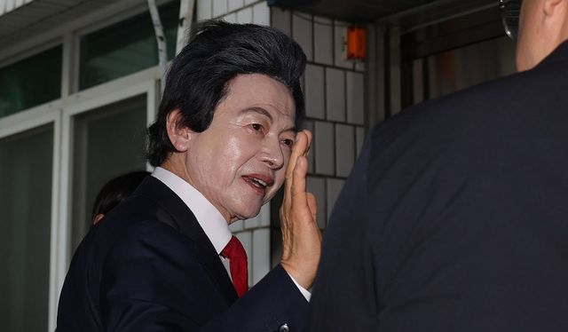 허경영 국가혁명당 명예대표가 자신을 수사한 경찰과 검찰을 법왜곡죄로 고소하겠다고 밝혔다. 연합뉴스