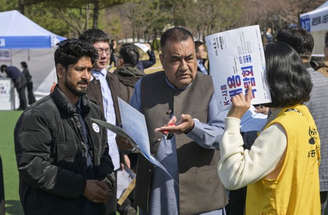 2일 오후 시흥시 능곡동 중앙공원에서 열린 'K-시흥 채용박람회'를 찾은 구직자들이 구직 활동을 벌이고 있다. 이날 박람회에서는 50여 개의 업체가 참여했다. 윤원규기자