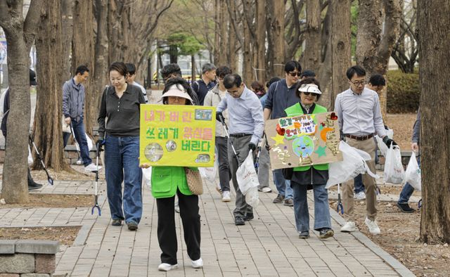 최근 GM 한국사업장 임직원들과 산곡노인문화센터 회원들이 인천 부평구 부평공원에서 플로깅 캠페인에 참여하고 있다. 한국GM 제공