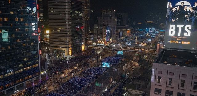 그룹 방탄소년단(BTS)이 21일 서울 광화문 광장에서 정규 5집 '아리랑'(ARIRANG) 발매를 기념해 무료 공연 'BTS 컴백 라이브을 열고 있다. 연합뉴스