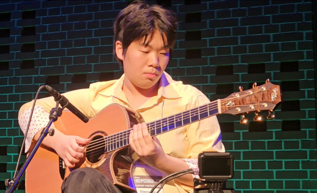 지난달 28일 일본 요코하마에서 열린 ‘모리스 핑거피킹데이(Morris Finger-Picking Day) 2026’에서 최우수상을 수상한 이시우 군(15)이 연주하고 있다. 이은석 제공