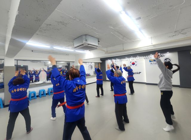 해우름 태권단이 단체 운동을 하고 있다. 부천시 제공