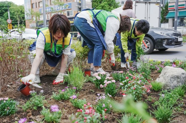 국제로타리 3750지구 수원지역 클럽 회원들이 2023년 5월 인계동에 손바닥정원을 조성하고 있다. 수원시 제공