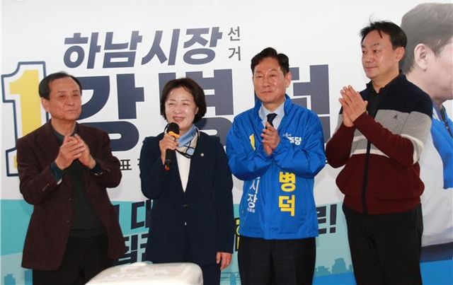 강병덕 하남시장 예비후보(왼쪽 세번째)가 추미애 경기도지사 예비후보(왼쪽 두번째)와 하남교육 중심도시를 위한 ‘한예종 유치’에 대한 중요성을 설명하고 있다. 강병덕 하남시장 예비후보 제공