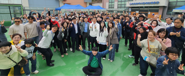 인천장애인종합복지관의 장애인의 날 행사 참여자들이 단체 기념촬영을 하고 있다. 인천시사회서비스원 제공