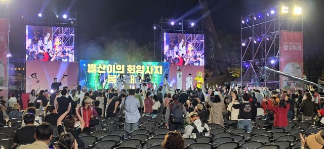 제9회 회암사지 왕실축제 현장을 뜨겁게 달군 별산과 함께 하는 DJ파티에서 시민들이 무대 앞에서 DJ의 음악에 맞춰 즐거운 시간을 보내고 있다. 양주시 제공