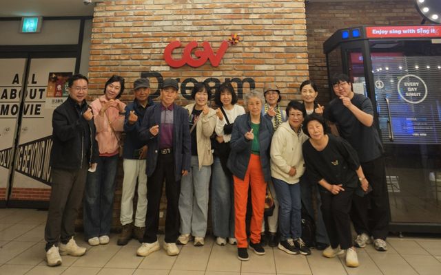 과천동 부녀회가 지난 17일 범계 CGV에서 지역 소외계층을 초청, 영화 관람을 함께 하며 기념활영하고 있다. 과천동 행정복지센터 제공