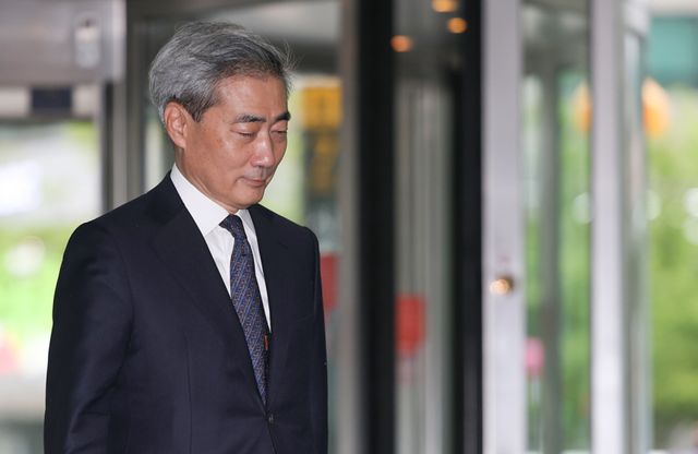 신현송 한국은행 총재 후보자가 20일 서울 중구 한화금융플라자에 마련된 인사청문회 준비사무실로 출근하고 있다. 연합뉴스