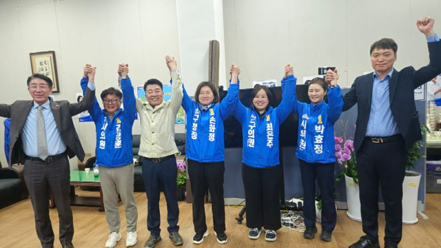 손화정 더불어민주당 인천 영종구청장 예비후보가(가운데) 경선을 통과한 뒤, 기뻐하며 기념촬영을 하고 있다. 손화정캠프 제공