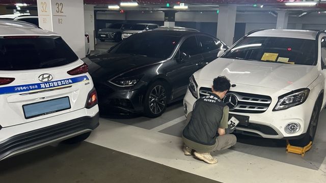 고양특례시 징수과 체납차량영치단속 담당자가 체납차량의 번호판을 영치하고 있다. 고양특례시 제공