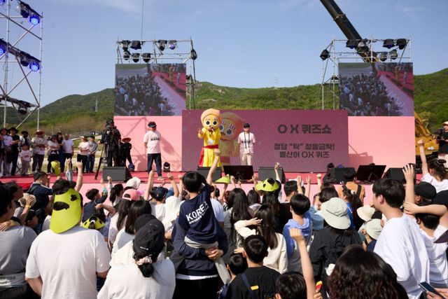 제9회 회암사지 왕실축제에서 어린이와 부모들의 인기를 독차지한 ‘정답 탁! 청동금탁 별산의 OX퀴즈’ 행사 현장. 양주시 제공