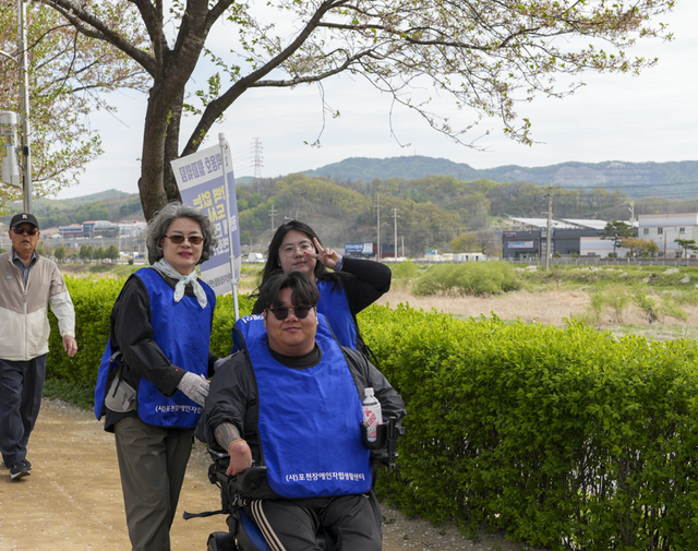 2026 제2회 UD 핸디마라톤 함께걸음 대회에서 한 가족이 함께 포천천을 걷고 있다. 독자 제공