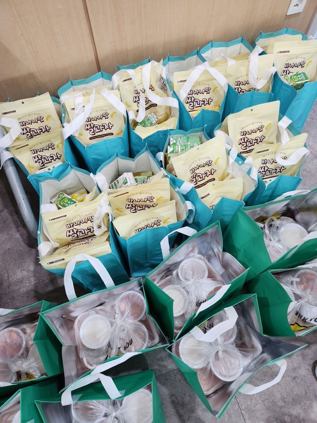 의왕시 오전동지역사회보장협의체가 경제적·정서적 고립으로 균형 잡힌 식사가 어려운 혼자사는 어르신과 장애인 가정을 위해 ‘같이 식사할까요?’사업을 실시했다. 의왕시 제공