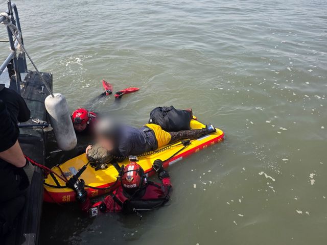 18일 인천 중구 씨사이드파크 인근 갯벌에서 해경이 고립된 60대 여성 A씨를 구조하고 있다. 인천해양경찰서 제공