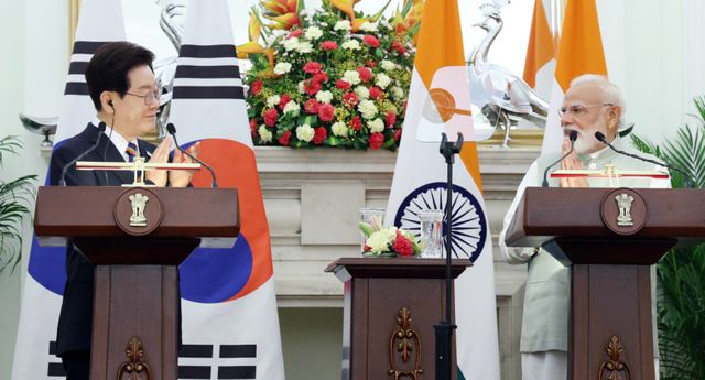 이재명 대통령이 20일(현지시간) 인도 뉴델리 영빈관에서 열린 공동언론발표에서 나렌드라 모디 총리 발언 후 박수를 보내고 있다. 연합뉴스