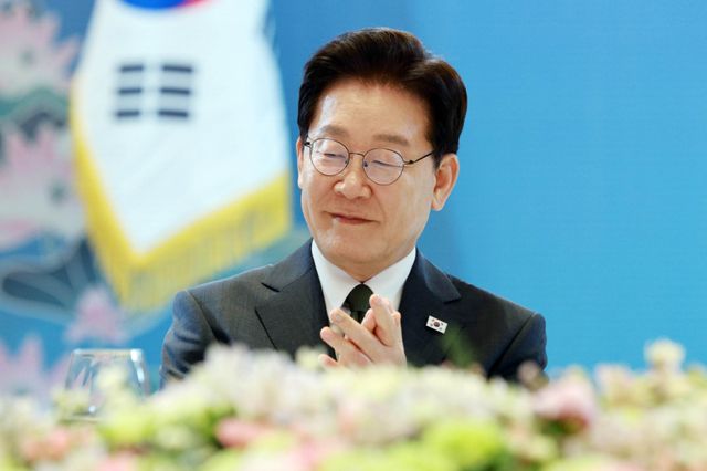 인도를 국빈 방문 중인 이재명 대통령이 19일(현지시간) 뉴델리의 한 호텔에서 열린 동포만찬간담회에서 조상현 재인도 한인회 총연합회장의 환영사에 박수를 치고 있다. 연합뉴스