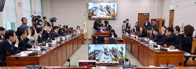 20일 국회에서 열린 '윤석열 정권 정치검찰 조작기소 의혹 사건 진상규명' 국정조사특별위원회에서 감사원·금융감독원 현장조사 실시의 건에 대해 찬성 거수투표를 하고 있다. 연합뉴스