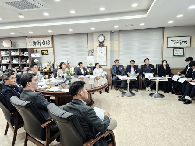 양평군은 지난 17일 군수 집무실에서 군수, 부군수, 국장, 소장, 담당관 등 16명이 참석한 가운데 ‘2026년 양평군 조직진단 연구용역 착수보고회’를 개최했다. 양평군 제공