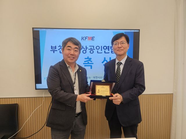 부천시소상공인연합회는 15일 연합회 회의실에서 박영빈 변호사에 대한 자문위원 위촉패 전달식을 개최했다. 부천시소상공인연합회 이정호 회장(왼쪽)과 법무법인 담박 박영빈 대표변호사(왼쪽). 부천시소상공인연합회 제공