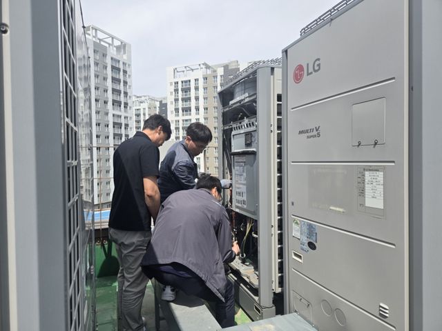 직원들이 각급 학교의 폭염 대비 냉방시스템을 점검하고 있다. 김포교육지원청 제공