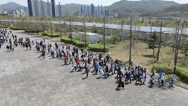 최근 인천아시아드주경기장에서 열린 인천 서구 ‘2026년 한마음 치매극복 걷기행사’에서 치매환자와 가족 등 참가자 1천여명이 치매 예방에 도움되는 걷기 운동을 하고 있다. 서구 제공