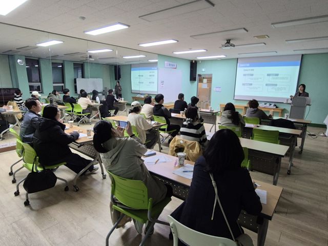 경인교육대학교 인천지역경제교육센터 소속 경제·금융교육 전문 강사가 취약계층 및 다문화가족 구성원 대상으로 생활 밀착형 경제교육을 하고 있다. 계양구청 제공