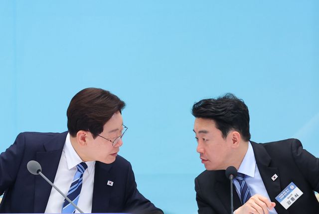 이재명 대통령와 강훈식 비서실장이 17일 청와대 영빈관에서 열린 공공기관 및 유관기관 업무보고에서 대화하고 있다. 연합뉴스