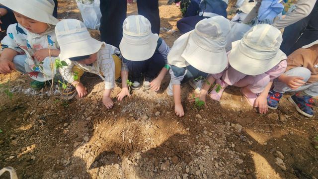 포천 태봉공원에서 지역 어린이들이 유아숲 지도사와 함께 진달래를 심고 이름표를 달고 있다. 포천시 제공