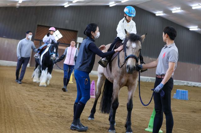 한국마사회는 18일 렛츠런파크 서울에서 장애아동 가족과 재활의학 전문의를 초청해 재활승마 설명회 및 체험 행사를 개최했다. 한국마사회 제공