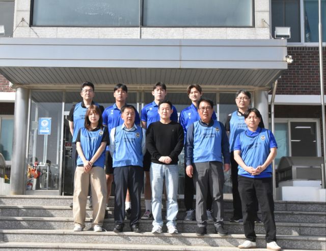 인천유나이티드 관계자들이 강화 계명원을 방문, 보이사활동을 벌인 뒤 기념촬영을 하고 있다. 인천유나이티드 제공