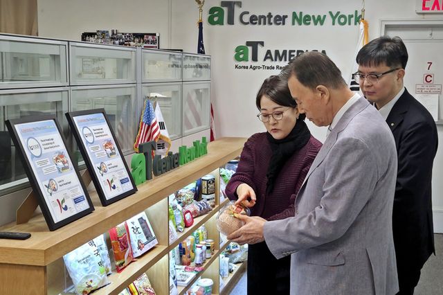 홍문표 aT 사장이 aT 미주지역본부를 찾아 미주 지역 K-푸드 수출 동향과 현지 마케팅 추진 전략 등을 점검하고 있다. aT 제공