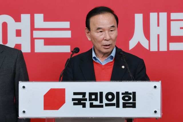 국민의힘 박덕흠 중앙당 공천관리위원장이 17일 서울 영등포구 여의도 중앙당사에서 대구시장과 충북지사 예비경선 결과를 발표하고 있다. 대구시장 본경선에 추경호·유영하 예비후보가 진출했다. 충북지사 본경선에는 윤갑근 예비후보가 올라 김영환 현 충북지사와 후보 자리를 다툰다. 연합뉴스