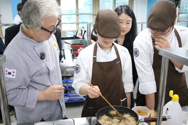 한과문화원 김규한 명장이 수원 삼일고에서 한과 조리법을 학생들에게 전수하고 있다. 삼일고 제공