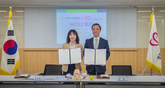 김용 수원본바른한방병원 원장과 박지영 경기도자원봉사센터장이 자원봉사자 지원 강화를 위한 업무협약을 체결하고 기념촬영을 하고 있다. 수원본바른한방병원 제공