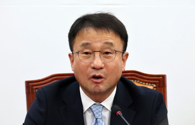 더불어민주당 한병도 원내대표가 21일 국회에서 열린 원내대책회의에서 발언하고 있다. 연합뉴스